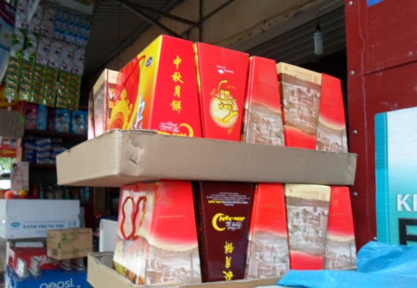 Không những ở chợ mà các cửa hàng nhỏ lẻ ở rất nhiều con đường Hà Nội cũng bày bán những loại bánh không rõ nhãn mác.